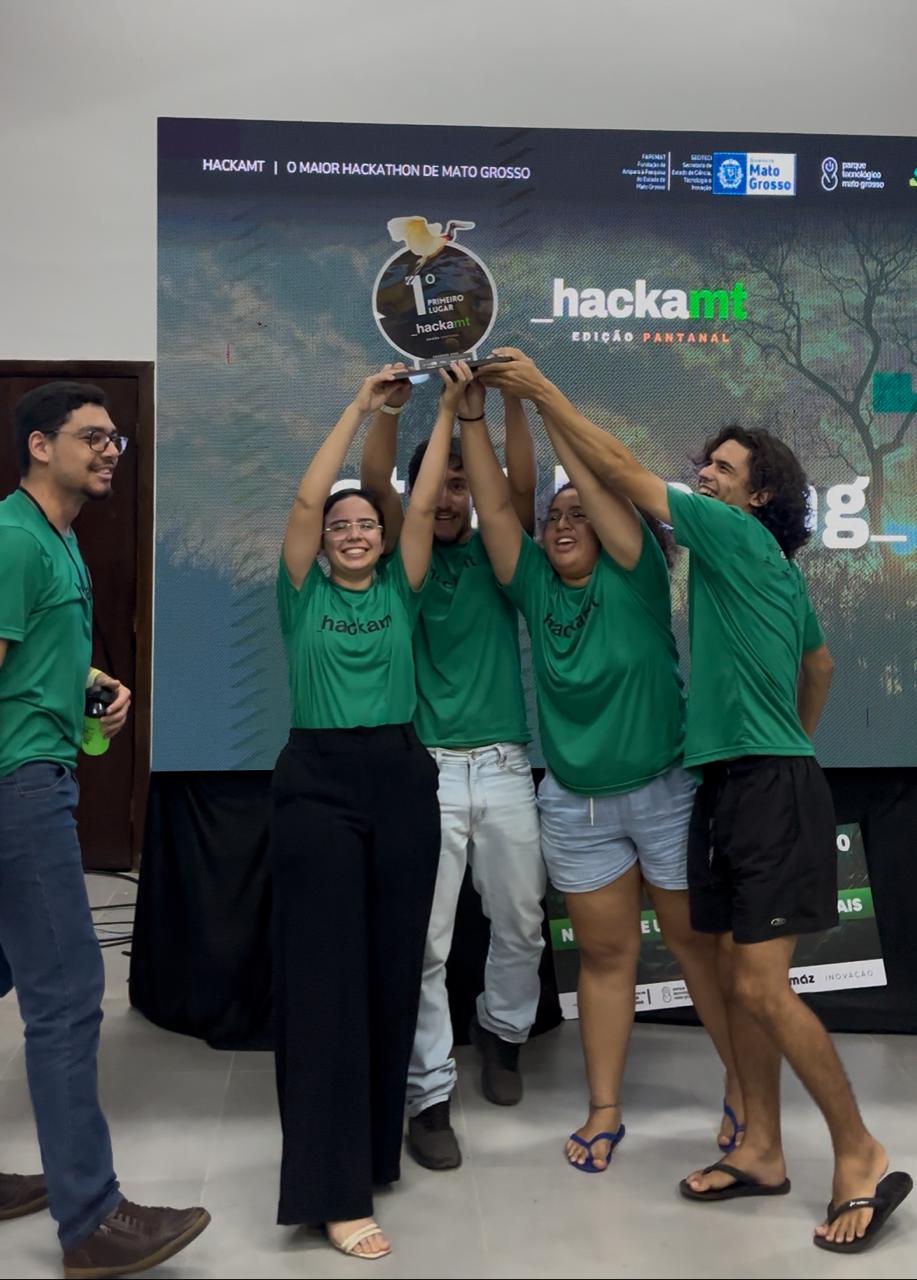 Equipe Imunize-me levantando o troféu