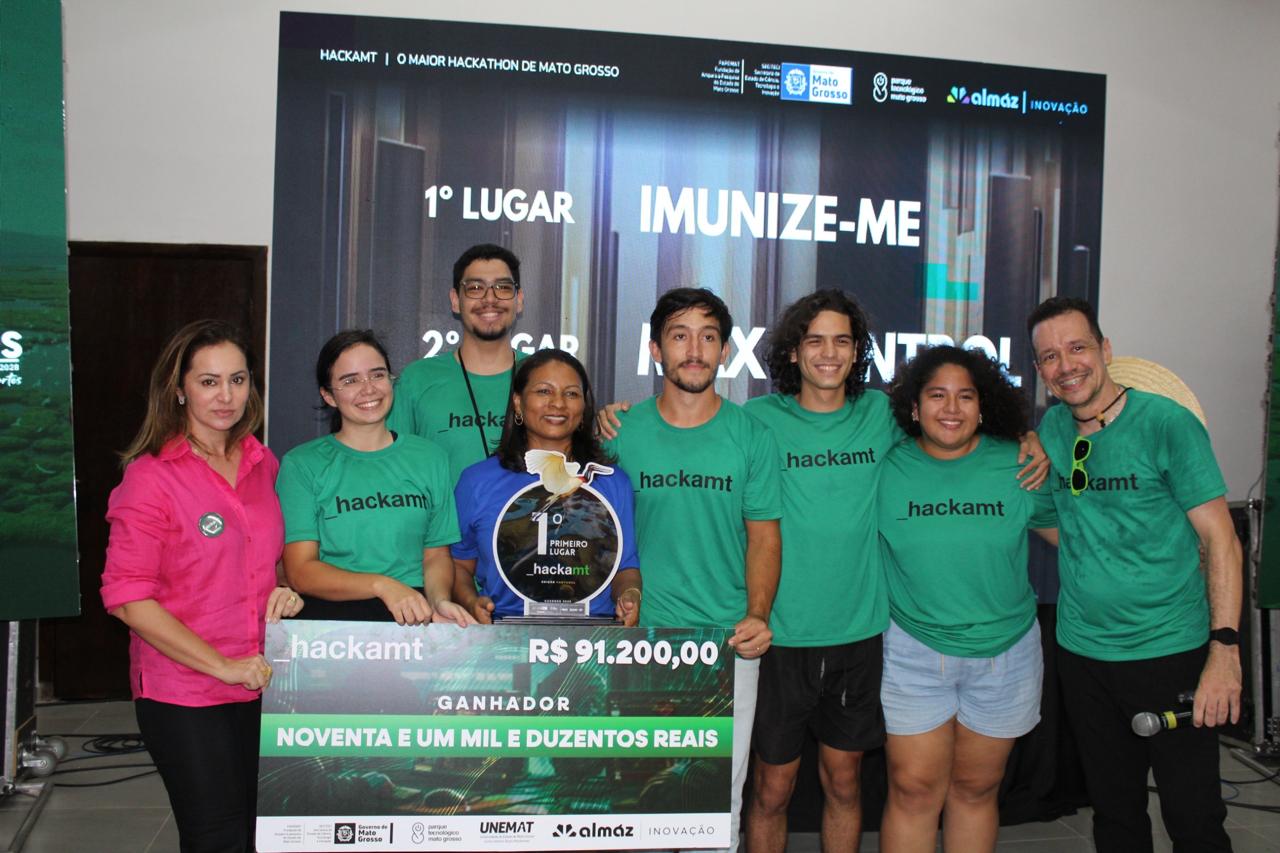 Equipe Imunize-me recebendo o primeiro lugar no HACKA-MT