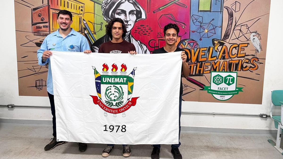 Léo Walker, Gabriel Oliveira e Melissa Rodrigues com o professor Marlon Vinícius