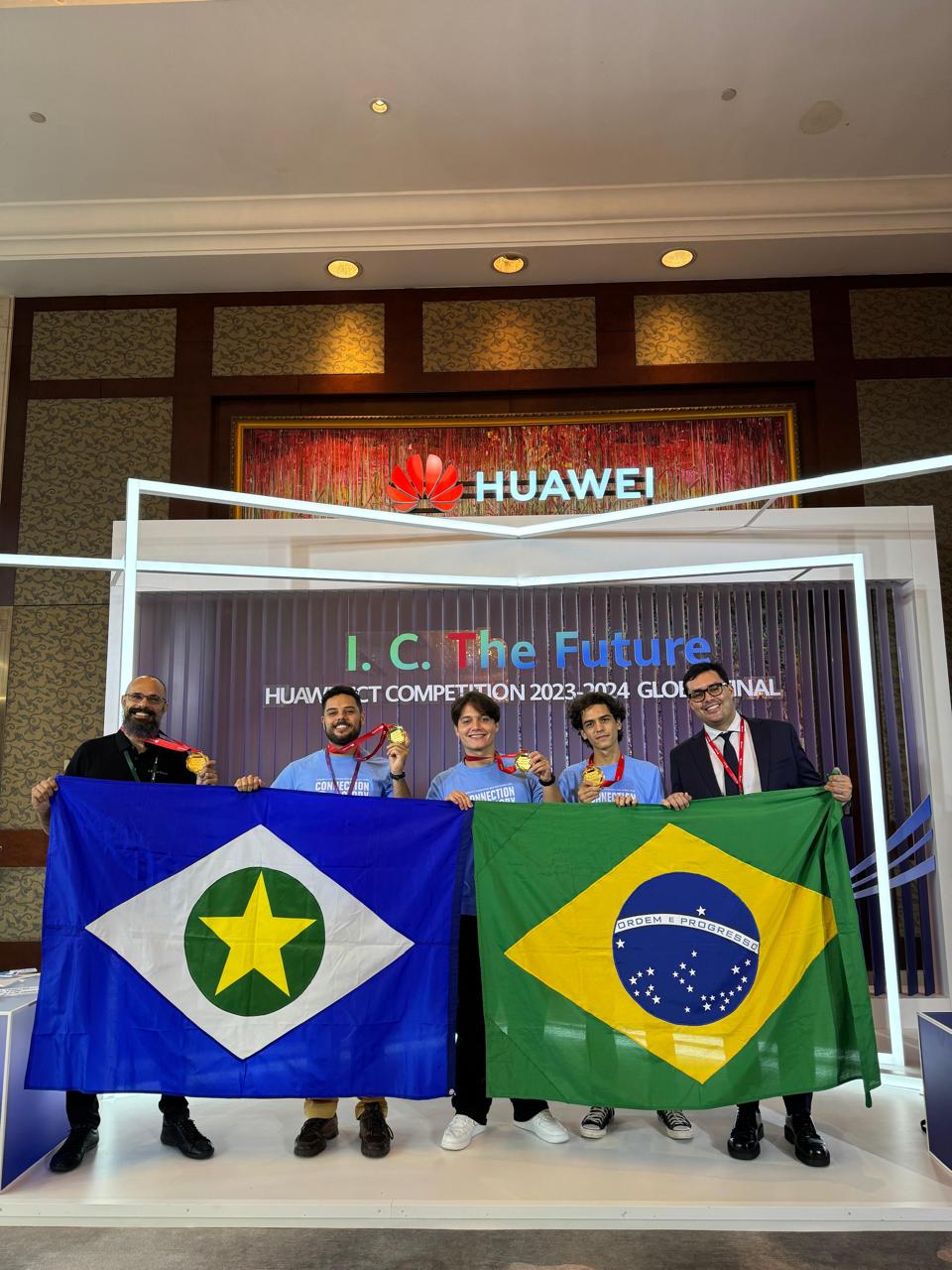 Equipe brasileira com medalhas e bandeiras na final global