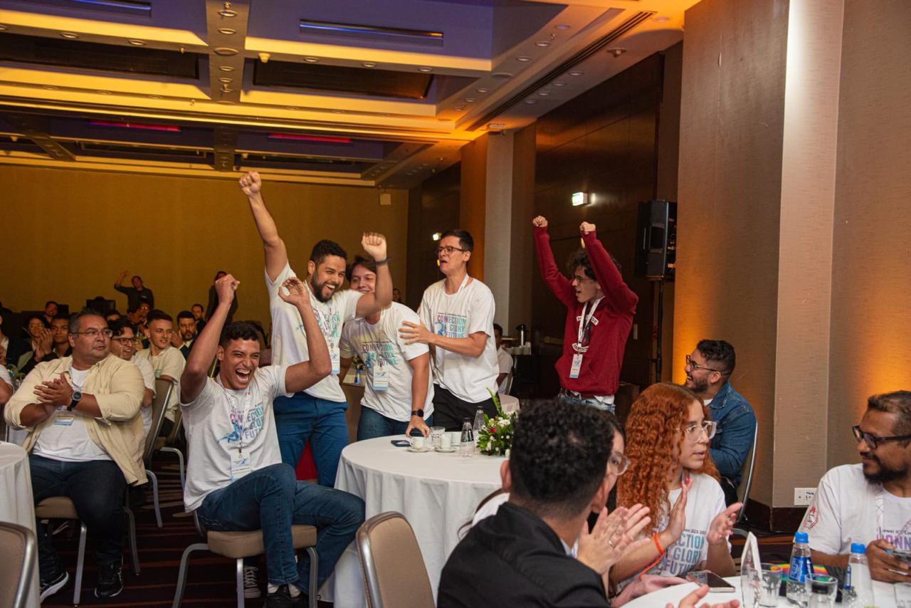Equipe comemorando o resultado nacional