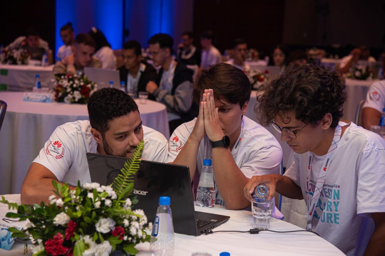 Equipe durante a prova da Huawei ICT Competition